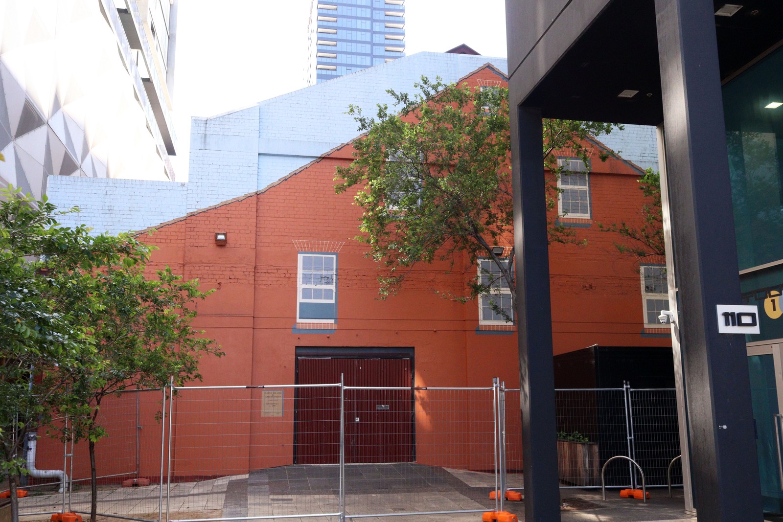 Queen's Theatre & Supreme Court by Lothar Brasse | Street Art NSW