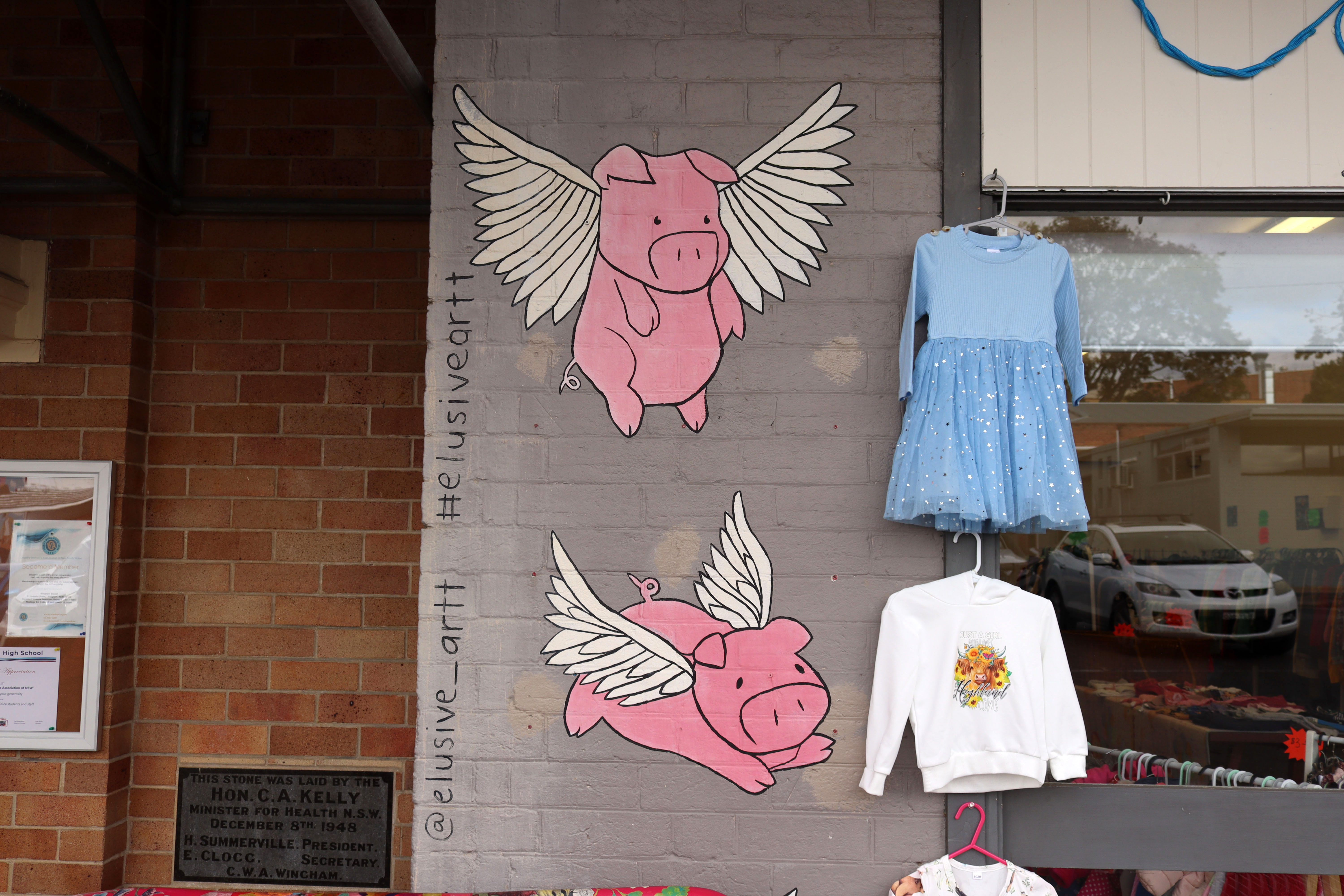 Three Little Piggies by Chloe Hargreaves | Street Art NSW